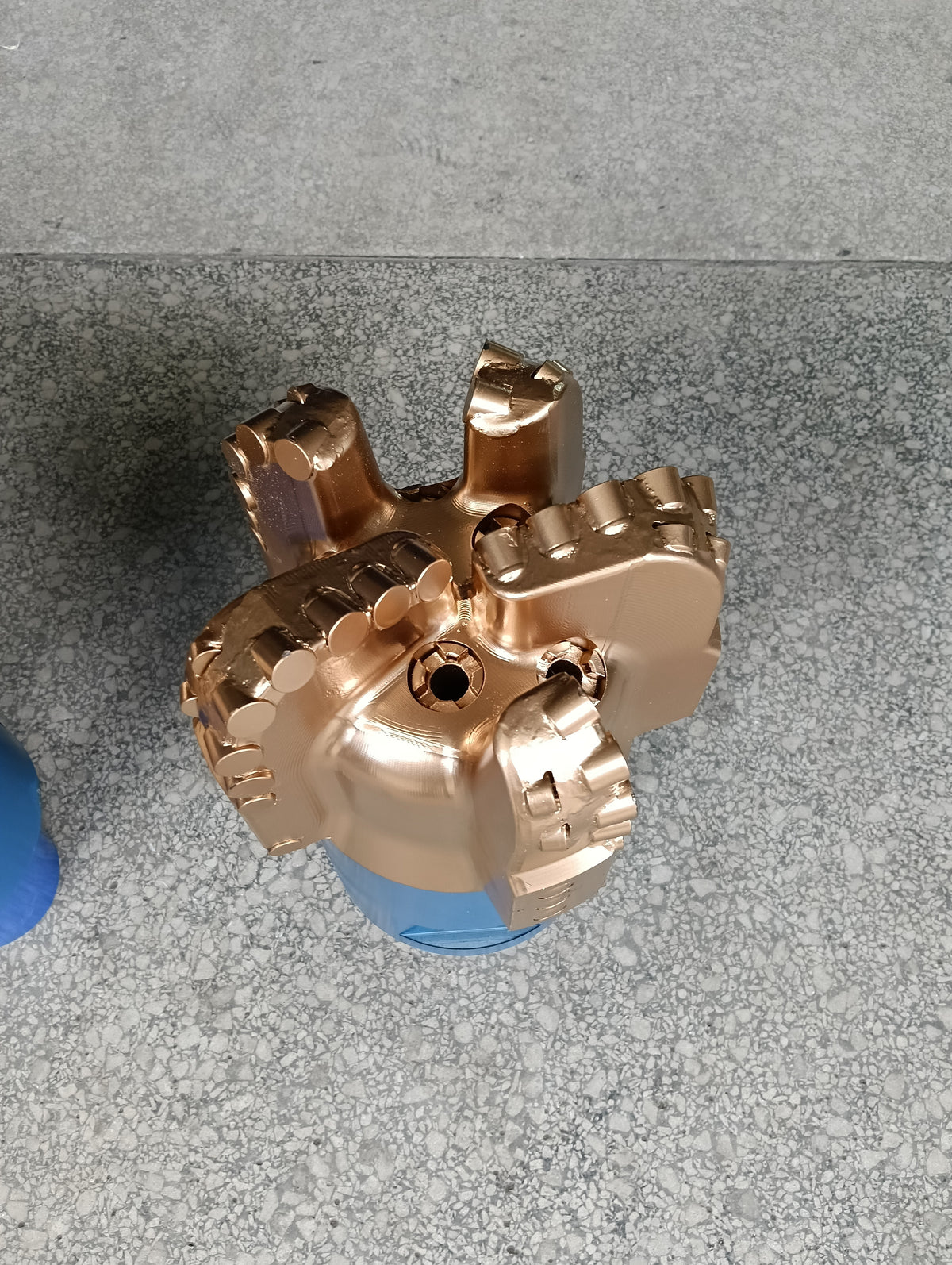 5-wing arc profile PDC drill bit - 金色5翼弧角PDC钻头俯视图01
