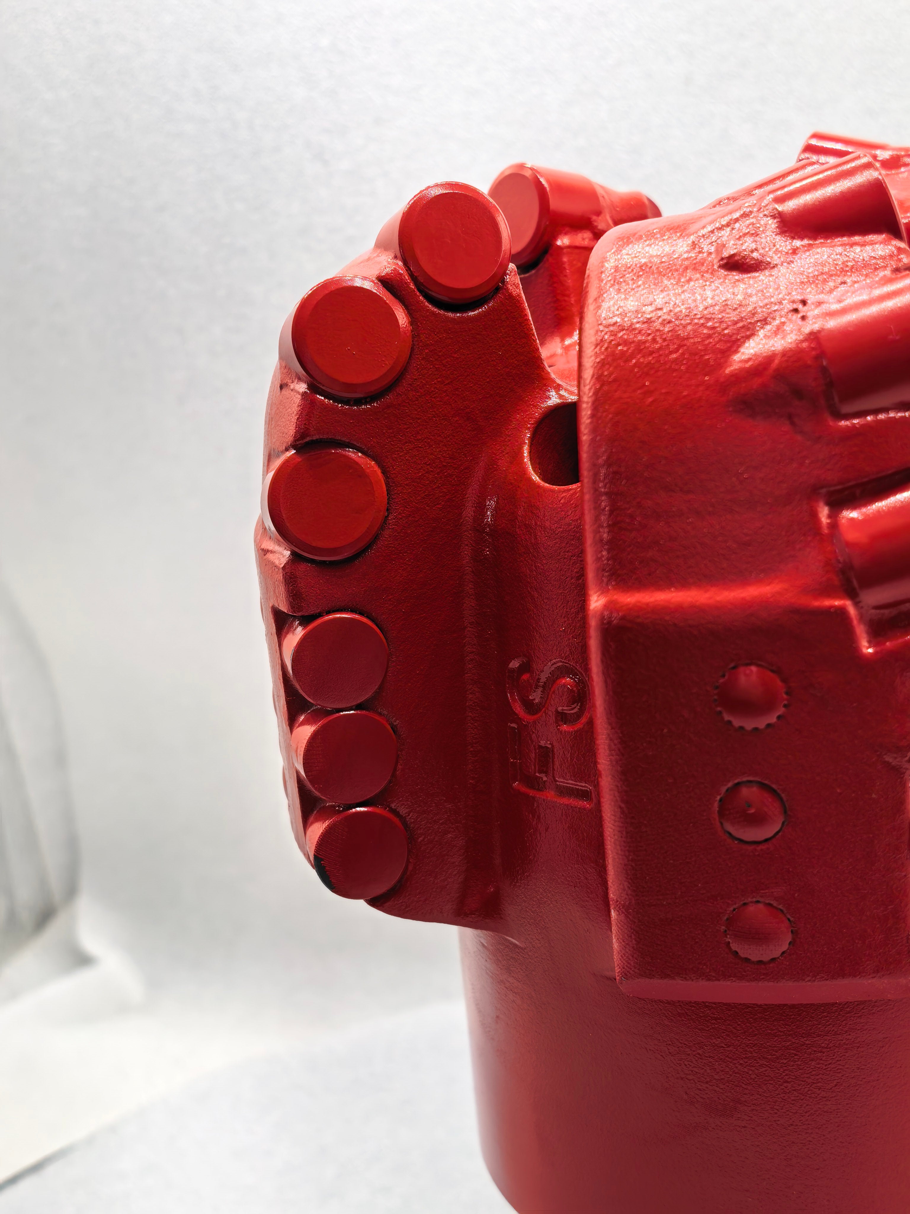 5-wing arc profile PDC drill bit - 红色5翼弧角PDC钻头刀翼特写图